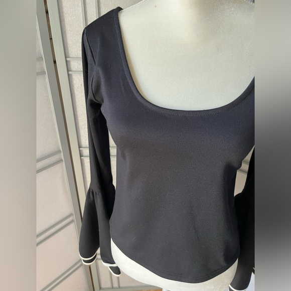 NWT Ronny Kobo Bell Sleeve Blouse Medium - Picture 4 of 10